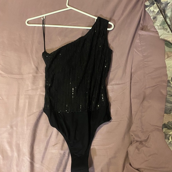 Black sequin one shoulder body suit - Picture 3 of 6